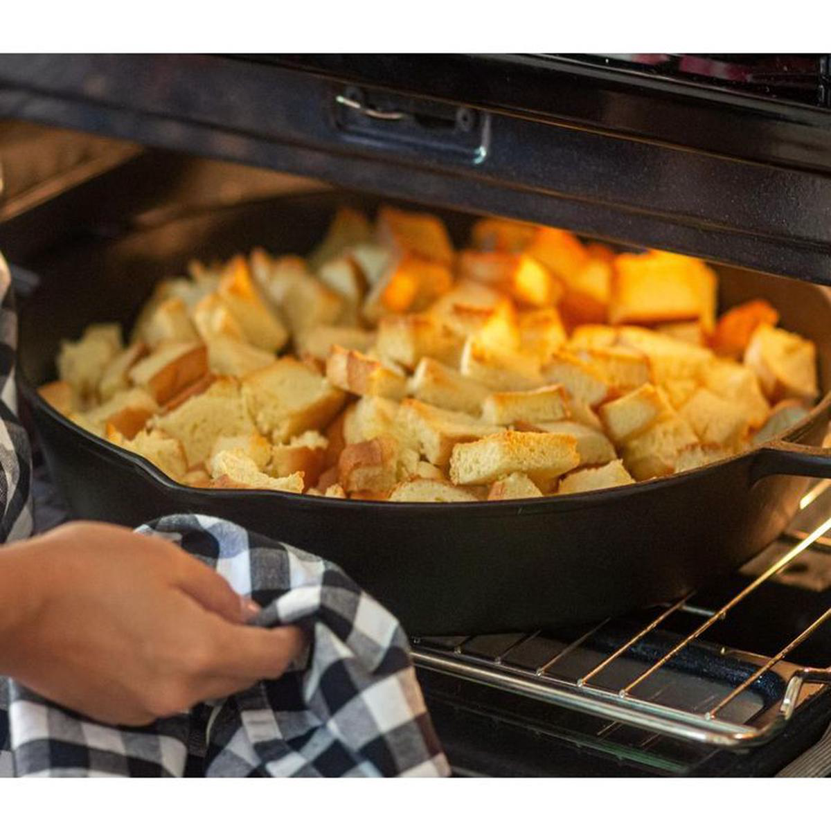 16 in Cast Iron Skillet in Black